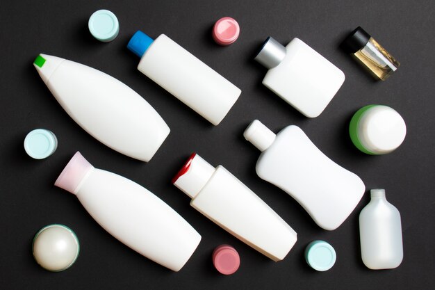 Groupe de bouteille de soins du corps en plastique Composition à plat avec des produits cosmétiques sur fond coloré espace vide pour votre conception. Ensemble de conteneurs cosmétiques blancs, vue de dessus avec espace de copie.