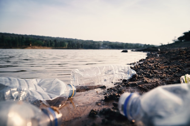 Groupe de bouteilles en plastique dans la rivière, environnement et pollution dans le concept de l&#39;eau.