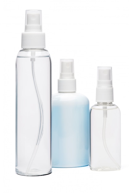 Groupe de bouteilles de spray désinfectant pour les mains isolé sur fond blanc