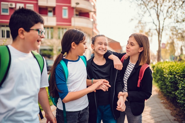 Groupe de camarades de classe rentrant chez eux après l'école