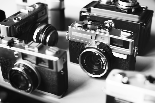 Groupe de caméras vintage en niveaux de gris