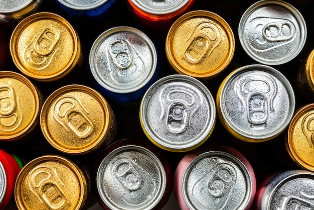 Groupe de canettes en aluminium, boisson froide. Vue de dessus.