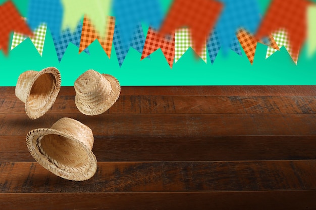 Photo groupe de chapeaux de festa junina, une fête typiquement brésilienne sur fond vert et bois. mise au point sélective.