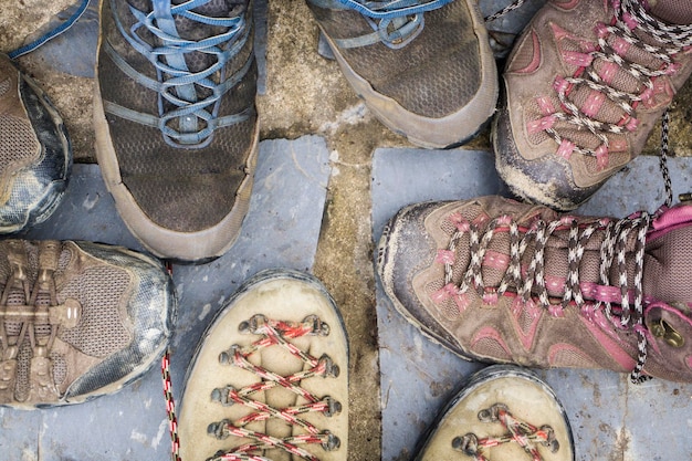 Un groupe de chaussures de marche sur un fond d'ardoise