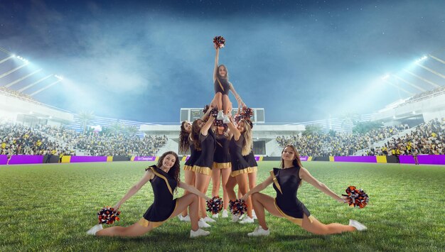 Photo groupe de cheerleaders en action sur le stade