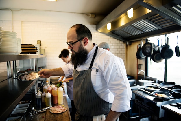 Groupe De Chefs Travaillant Dans La Cuisine