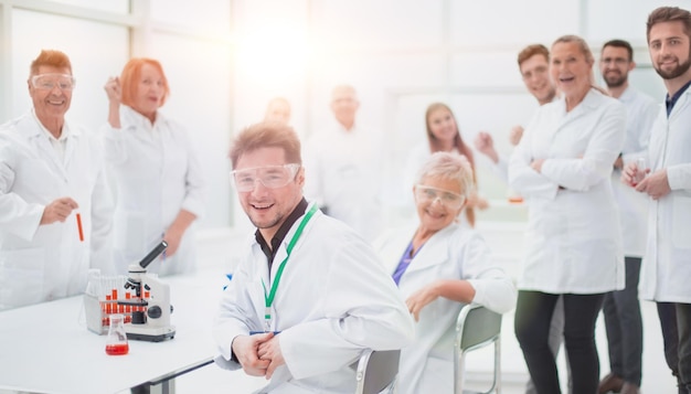 Groupe de chercheurs sur le lieu de travail dans le laboratoire