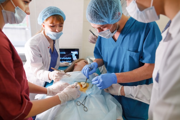 Un groupe de chirurgiens opérant dans un hôpital.