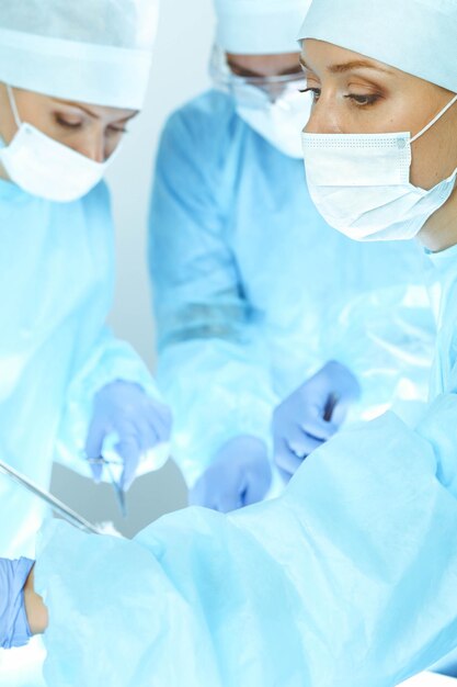 Un groupe de chirurgiens opère à l'hôpital.