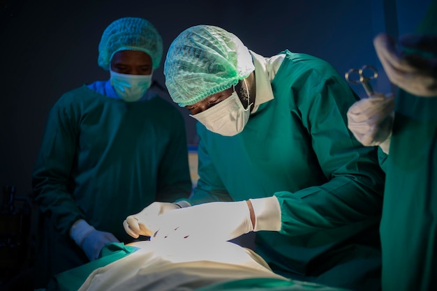 Groupe de chirurgiens professionnels mixtes opérant dans le concept de soins de santé de la salle d'opération de l'hôpital