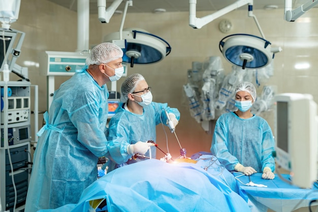Groupe de chirurgiens travaillant dans une salle d'hôpital d'urgence Traitement médical d'urgence à l'hôpital