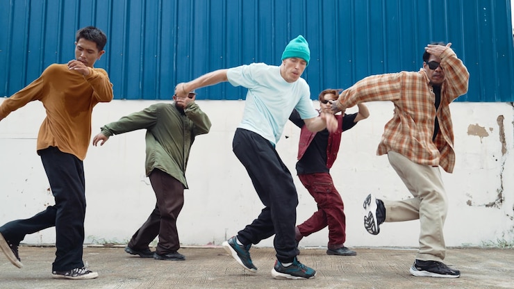 Photo un groupe de chorégraphes hip-hop dansant dans la rue ensemble à wall endeavour