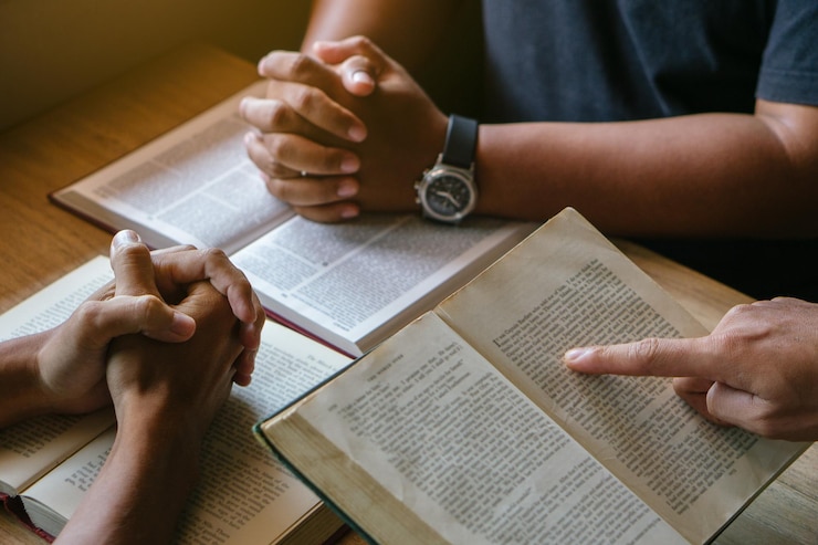 Photo un groupe de chrétiens qui lisent et étudient la bible à la maison et prient ensemble