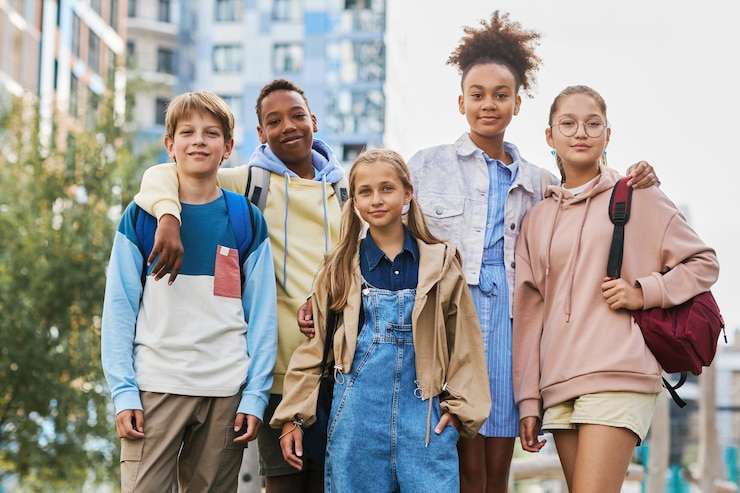 Photo groupe de cinq apprenants multiculturels du secondaire en vêtements décontractés