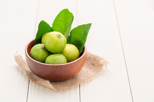 Groupe de citron frais sur une tasse en bois