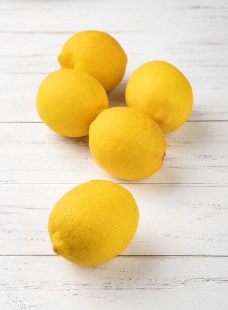 Un groupe de citrons siciliens sur une table en bois.