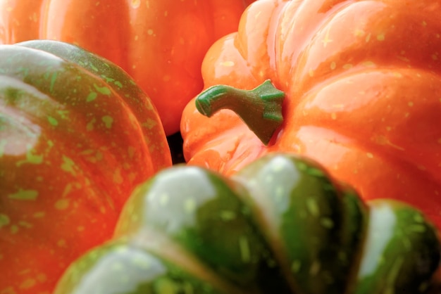 Photo groupe de citrouilles orange et vertes