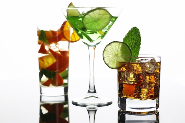 Groupe cocktail cola avec whisky mojito