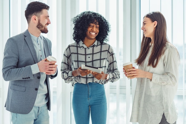 Groupe de collègues ayant une pause-café au bureau