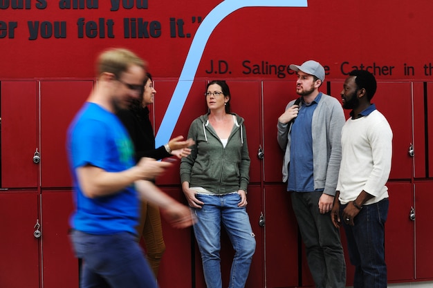 Groupe de collègues divers prenant une pause