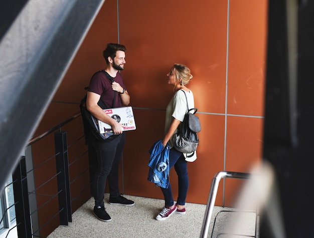 Groupe de collègues divers prenant une pause