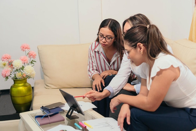 Groupe de collègues à l'écoute d'une femme d'affaires âgée