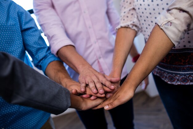 Groupe de collègues mettant les mains ensemble