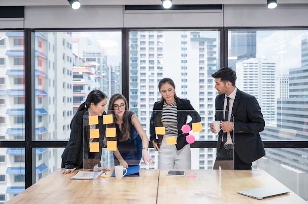 Groupe de collègues multiethniques analysant et discutant d'une idée d'entreprise