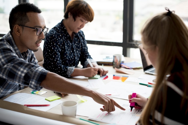 Groupe de collègues de travail de brainstorming