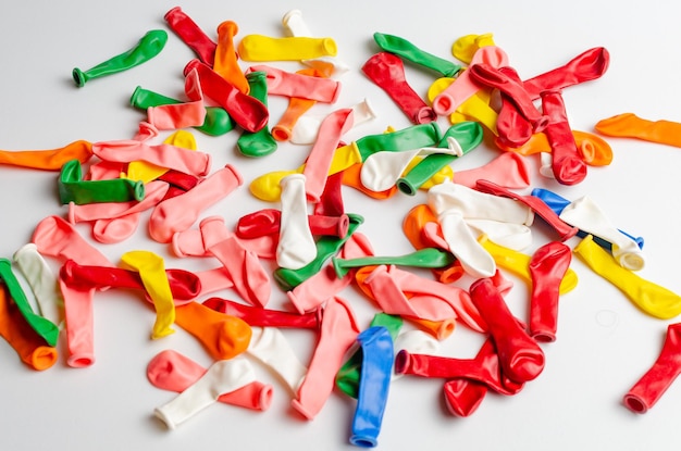 Groupe coloré de ballons sur fond blanc