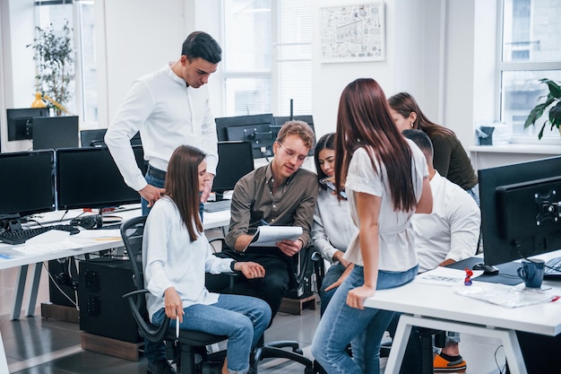 Groupe concentré de personnes travaillant sur un nouveau projet au bureau.