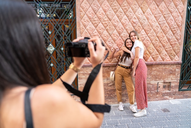 Groupe de copines prenant une photo