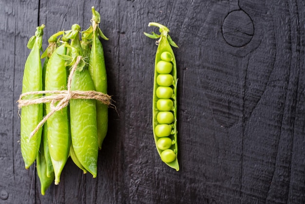 Un groupe de cosses de pois attachées ensemble