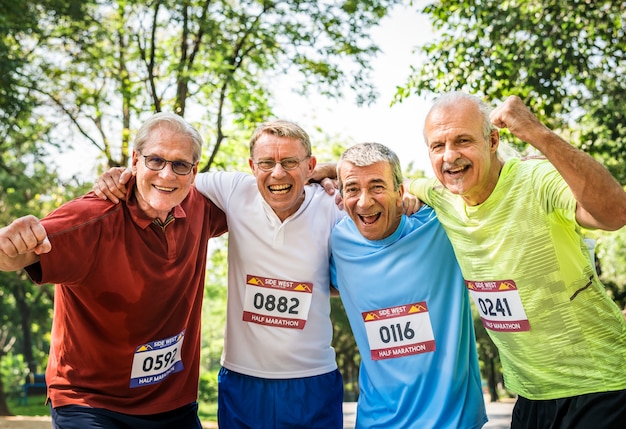 Groupe de coureurs seniors au parc