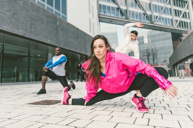 Groupe de coureurs urbains faisant du sport en zone urbaine