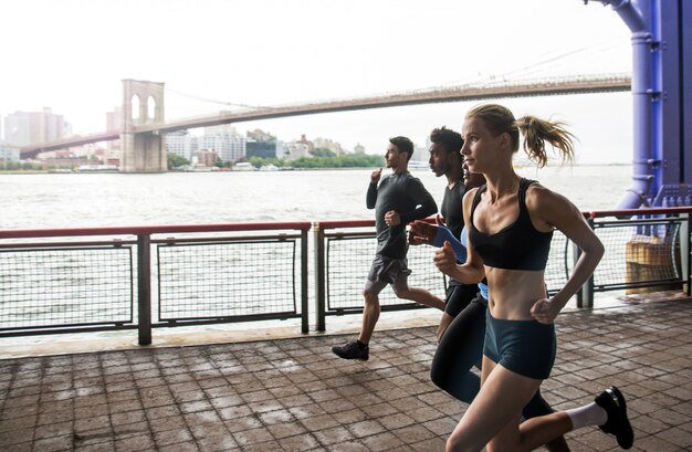 Groupe de coureurs urbains s'exécutant dans la rue à New York, série conceptuelle sur le sport et la remise en forme