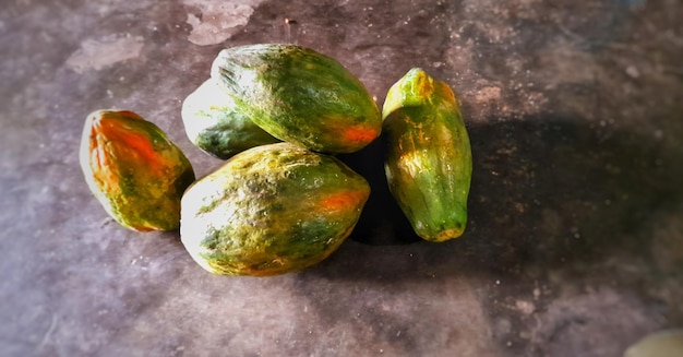 un groupe de courges vertes et jaunes