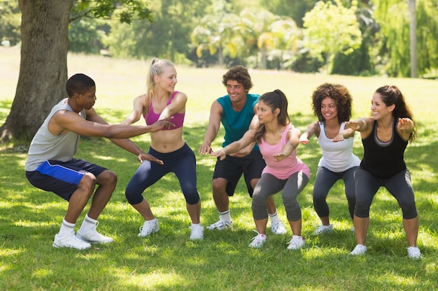 Groupe de cours de fitness exerçant dans le parc