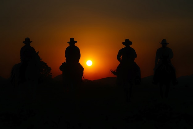 Groupe de cowboy à cheval.