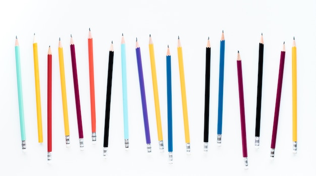 Groupe de crayon coloré sur fond blanc