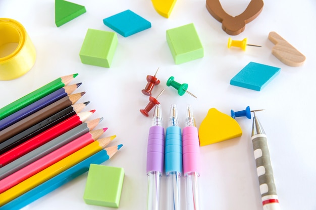 Groupe de crayon graphite et couleur, caoutchouc vert sur fond blanc avec copie d&#39;espace