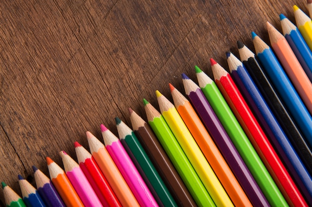 Groupe de crayons colorés sur le concept d&#39;outil d&#39;équipement de galerie d&#39;art de fond de table en bois