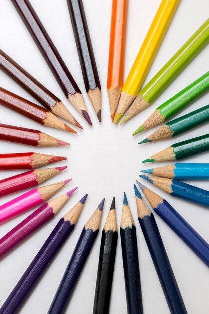 Groupe de crayons de couleur sur fond blanc