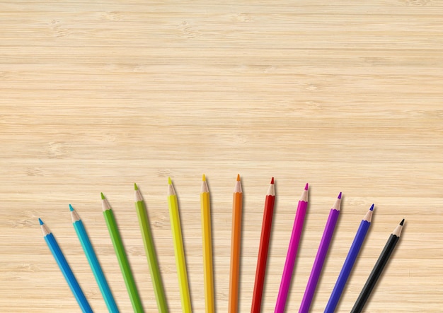 Groupe de crayons de couleur isolé sur fond de bois Fond horizontal