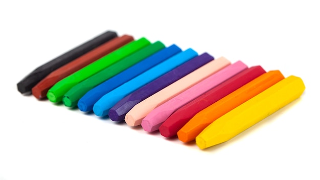 Groupe de crayons (crayons) empilés sur blanc, outils d'art