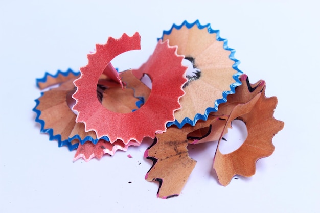 Un groupe de crayons avec des feuilles de différentes couleurs dessus