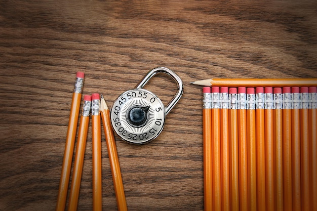 Un groupe de crayons de plomb sur du bois