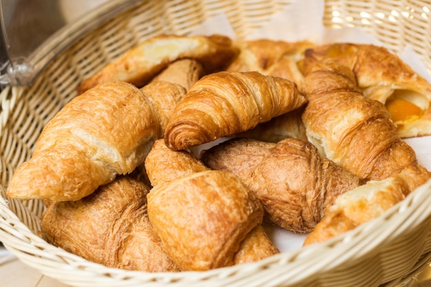 Groupe de croissants frais dans un panier de paille