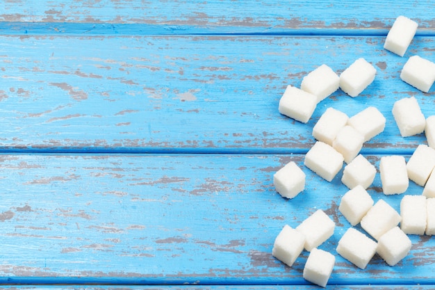 Groupe de cubes de sucre blanc raffiné se bouchent