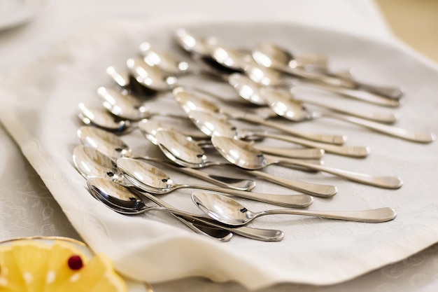 Groupe de cuillères à café sur nappe sur une table